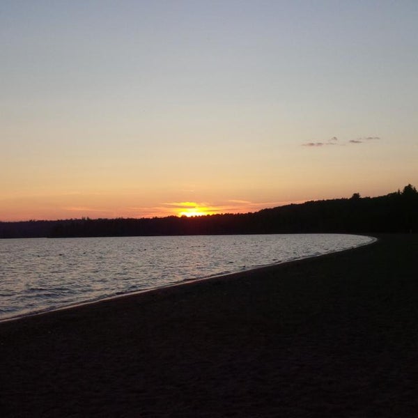 Lake house image hosted online